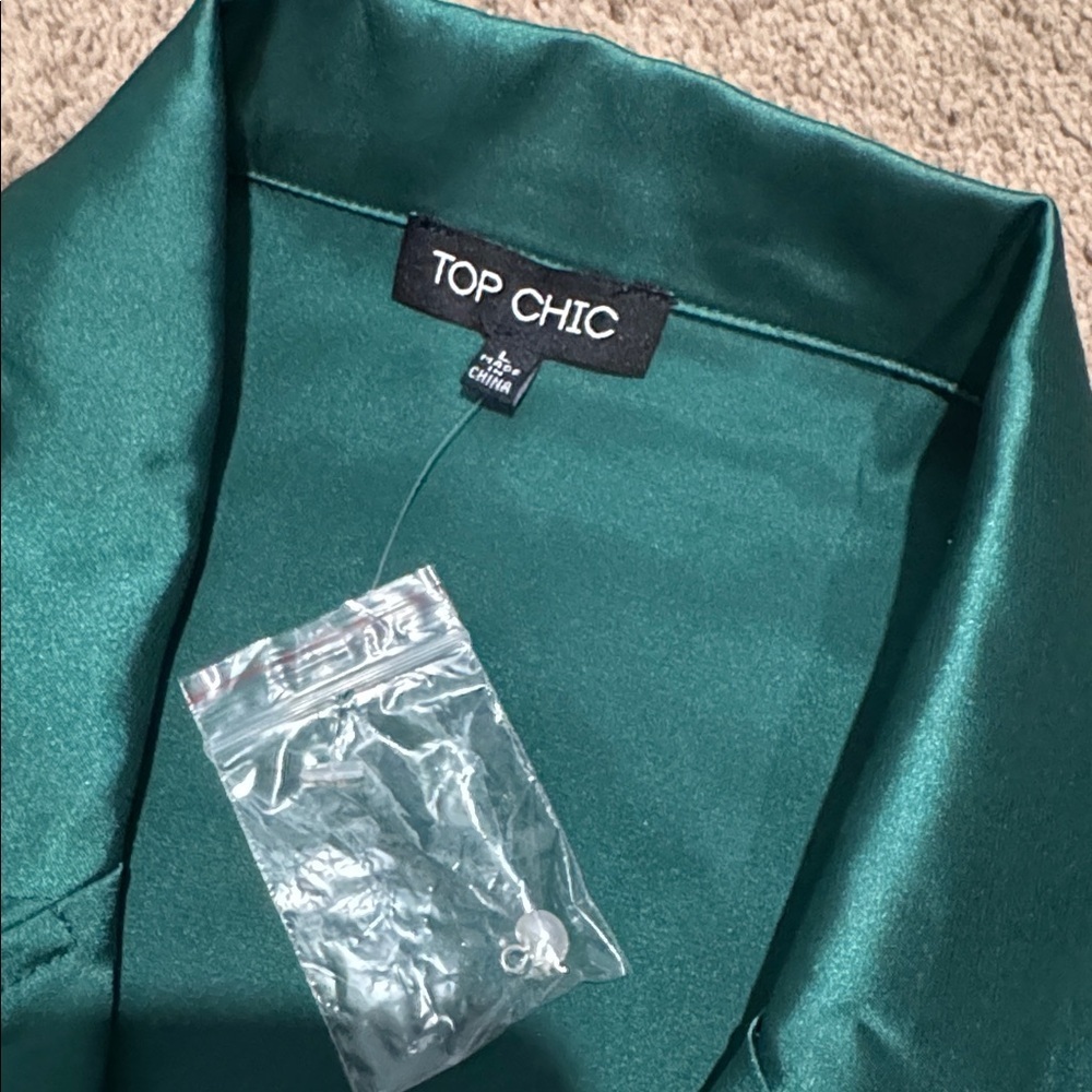 Top Chic Hunter Green Satin-Like Tie-Front Blouse Size Large New - Picture 3 of 6